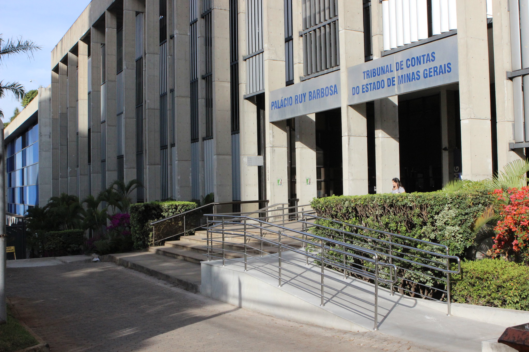 TCE-MG alerta governo de Minas e TJMG por gastos com pessoal acima do limite