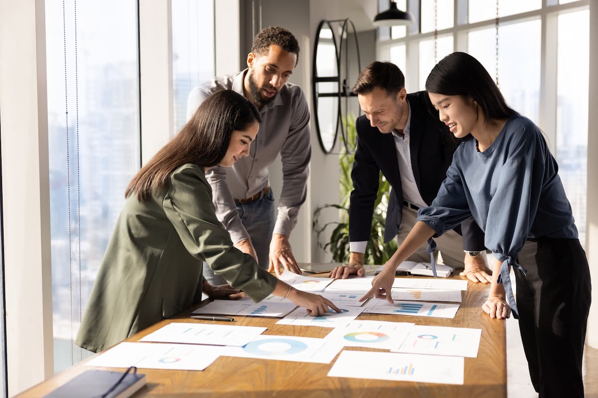Diferença salarial entre homens e mulheres persiste, mas contratação feminina aumenta 11%