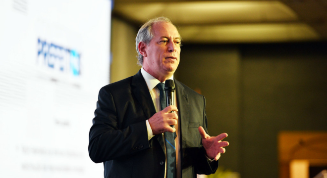 Ciro diz que decide em maio sobre convite de Aécio para disputar a Presidência