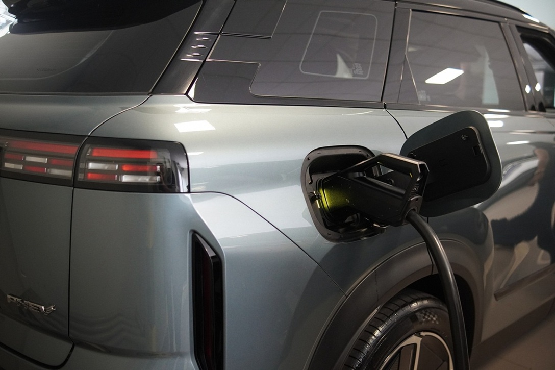 Carro elétrico sendo carregado