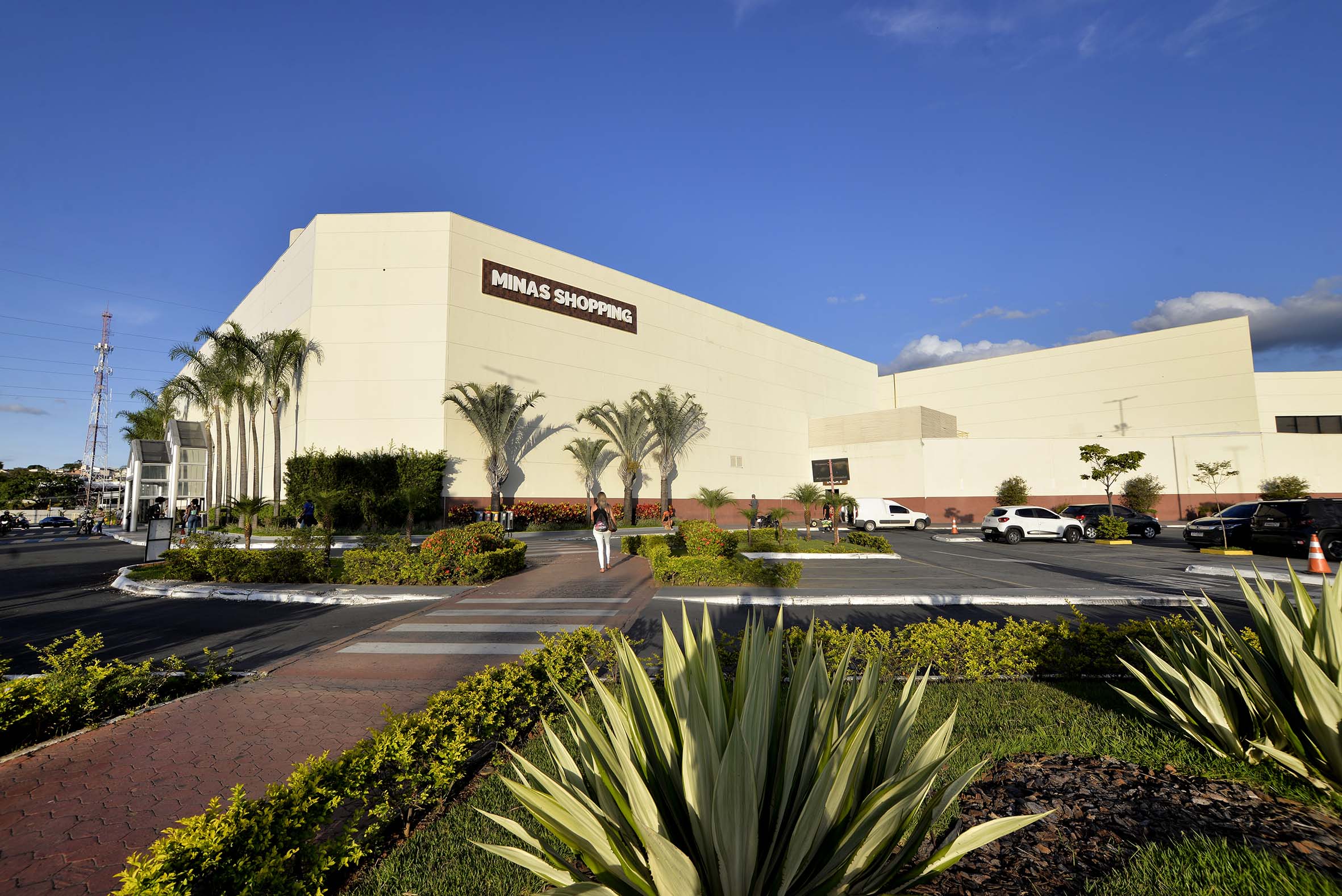 Vista externa do Minas Shopping sob céu azul.