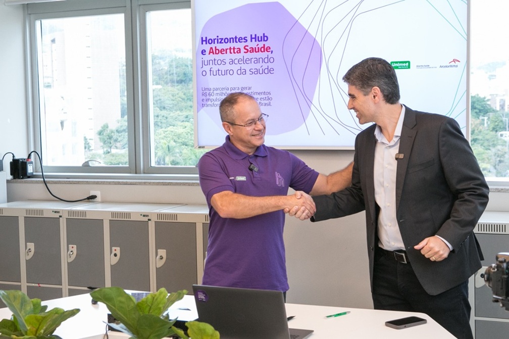 Homens se cumprimentando