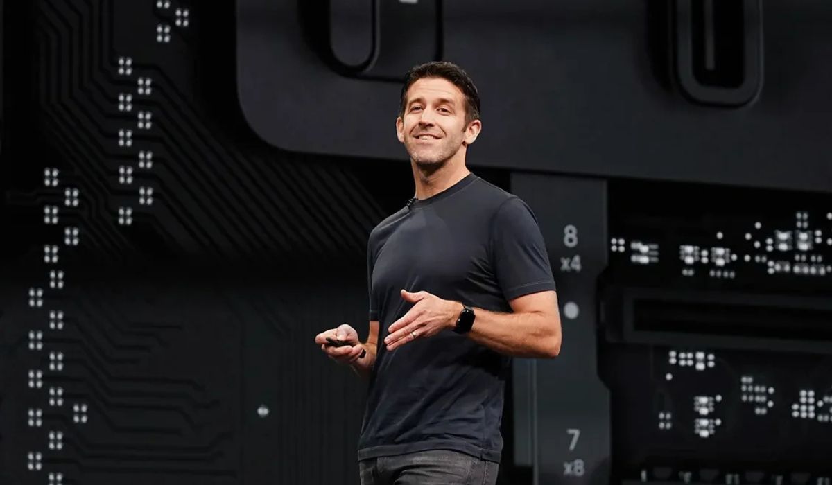 Quem é John Ternus, o próximo CEO da Apple