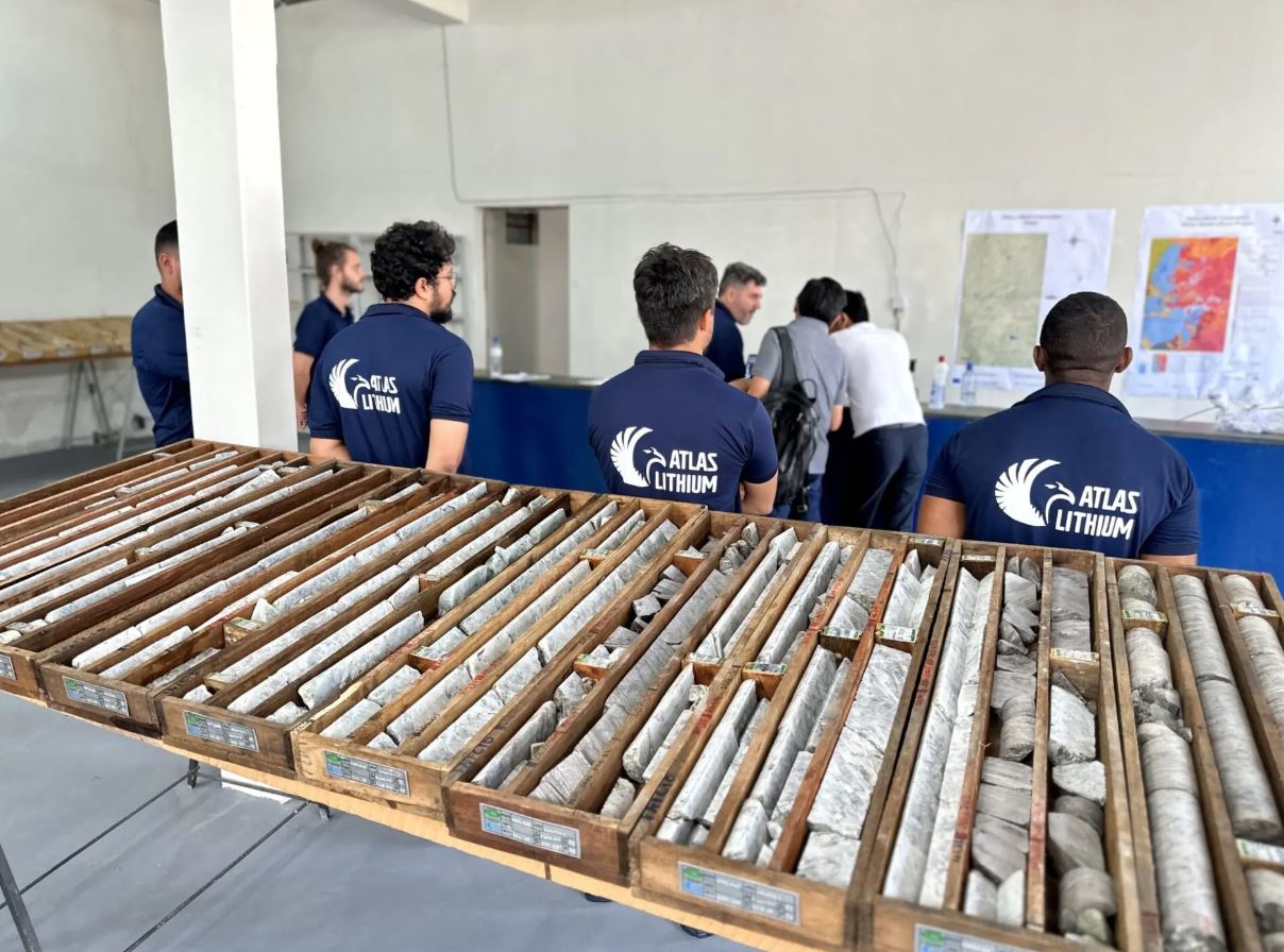 Atlas Lithium estrutura operação com novos contratos em MG e mira produção em 2027