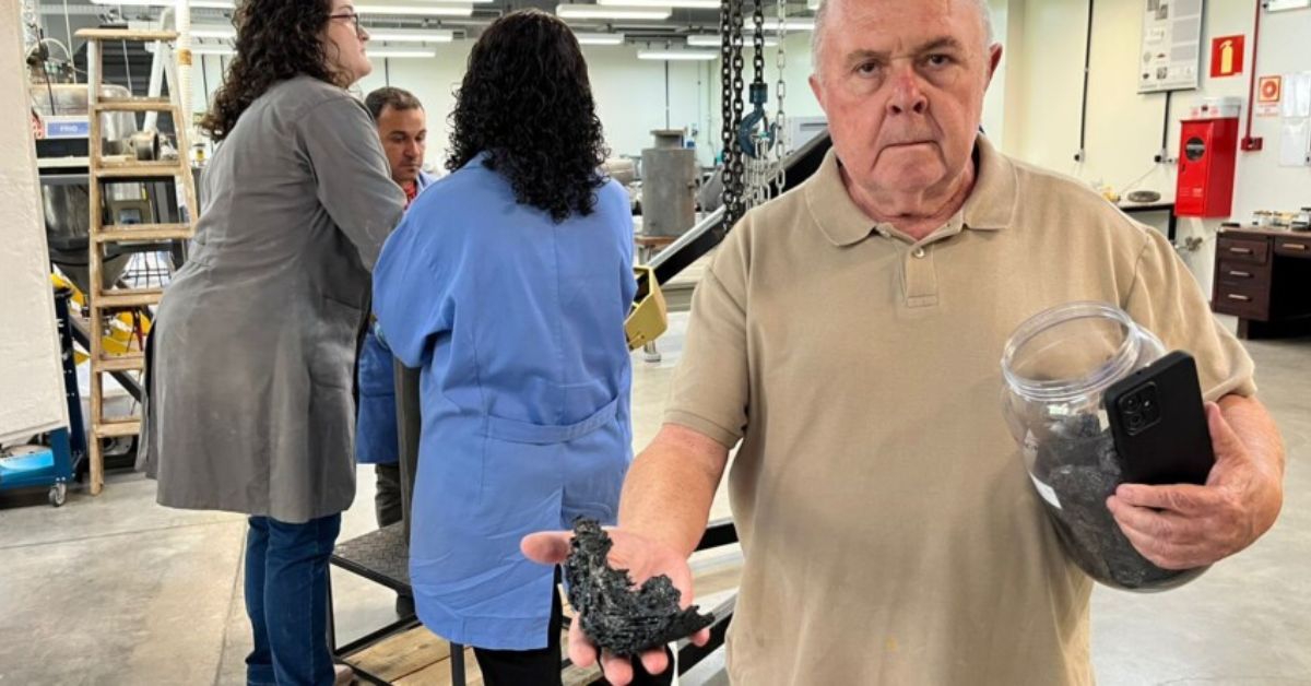 Professor Luiz Orlando Ladeira com amostra do nanocompósito: testes serão iniciados ainda neste ano em municípios do Norte de Minas.