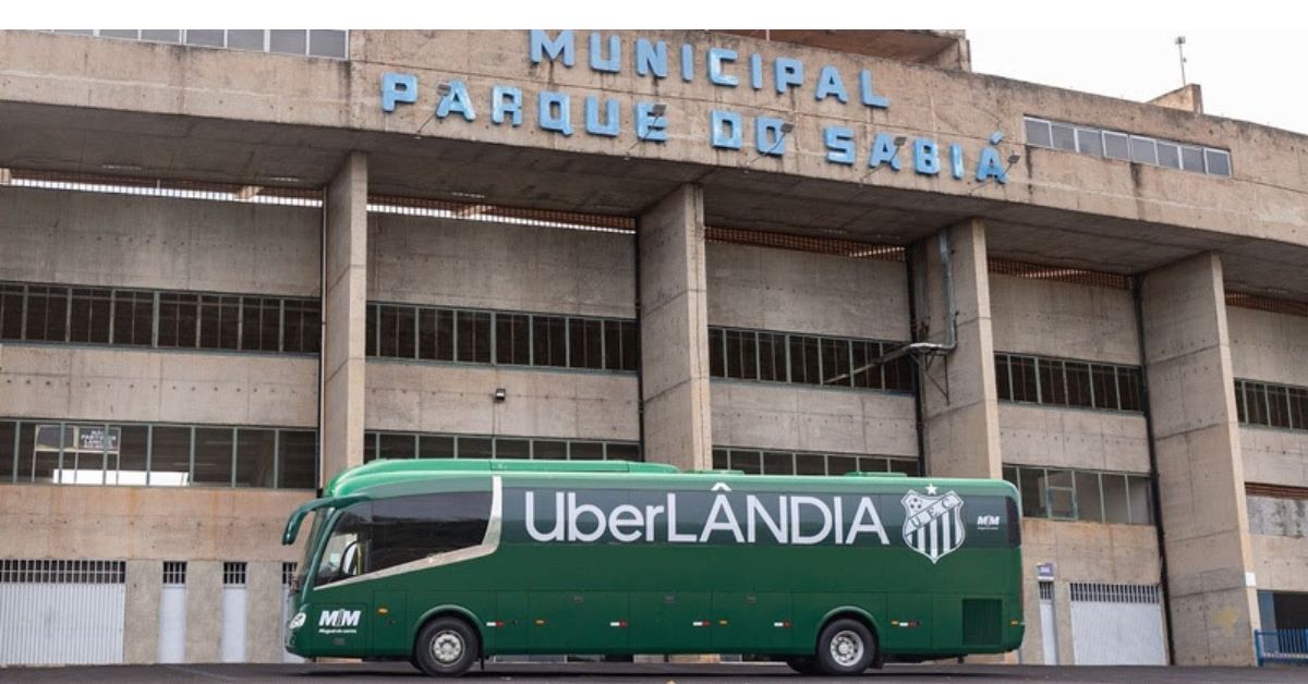 Ônibus do UberLÂNADIA Esporte Clube no Estádio Municipal Parque do Sabiá em Uberlândia, Minas Gerais.