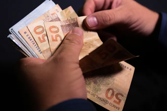 Saldo da poupança cai para menos de R$ 1 trilhão pela primeira vez em dois anos