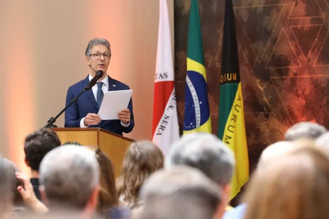 Oposição vai ao TCE para questionar presença de Zema em evento oficial após deixar cargo