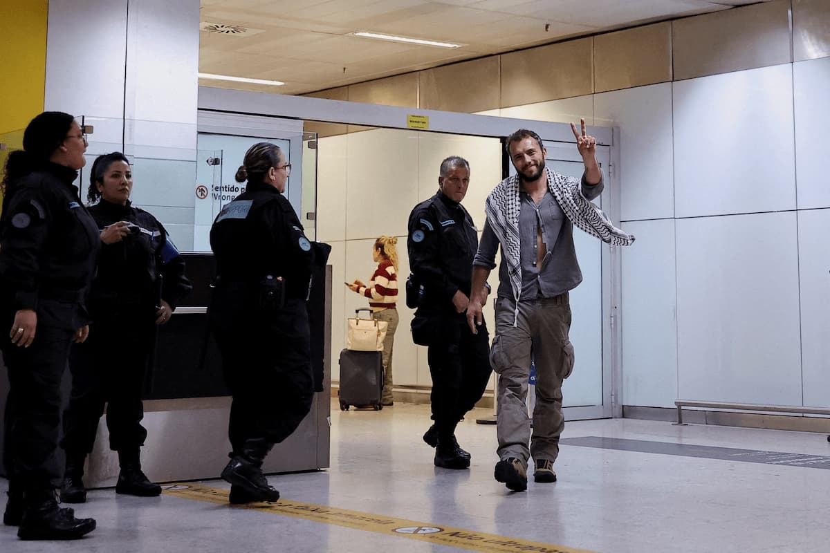 Ativista brasileiro de flotilha volta ao País e alega tortura durante detenção em Israel
