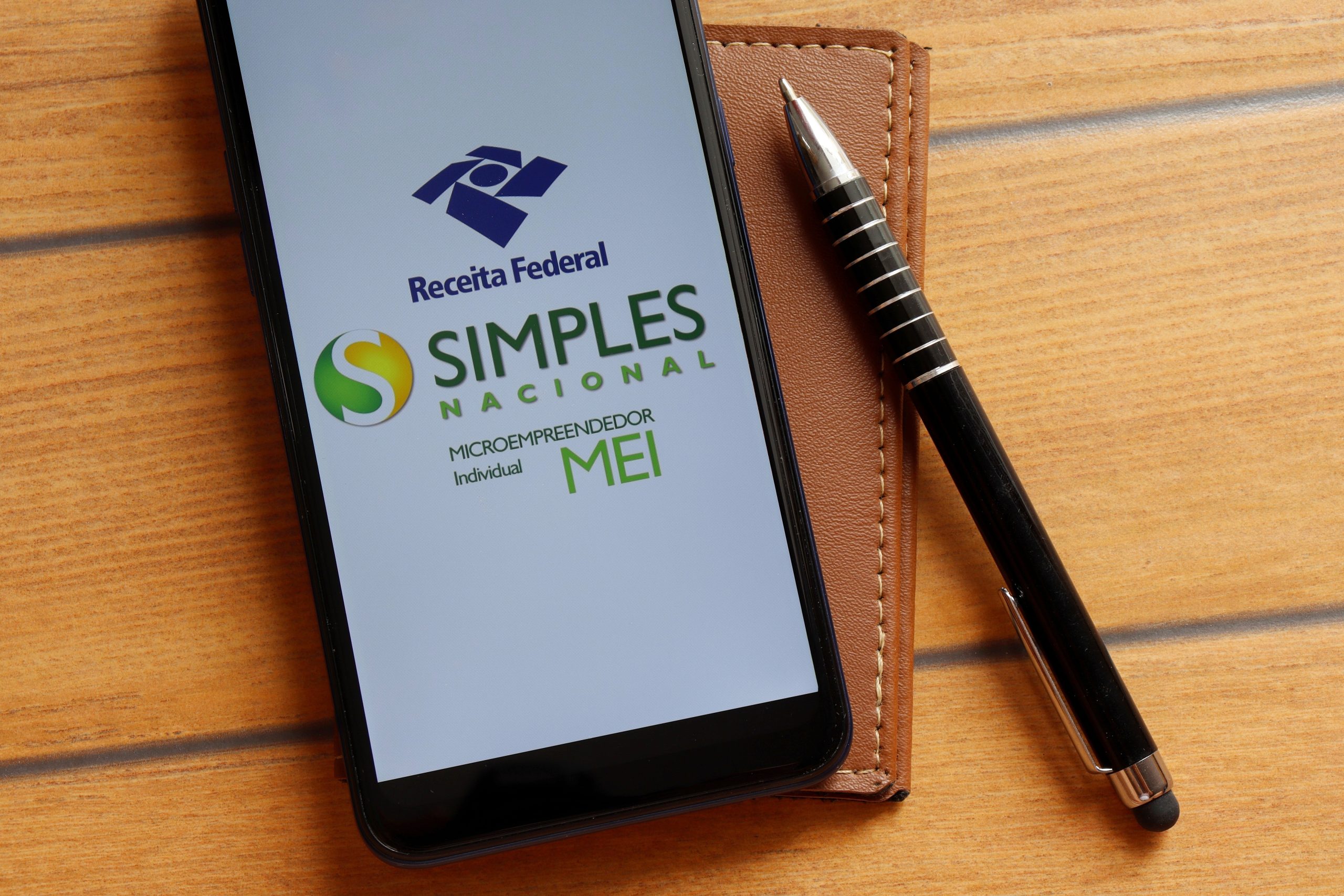 Smartphone com a tela exibindo o logo da Receita Federal, Simples Nacional e MEI.
