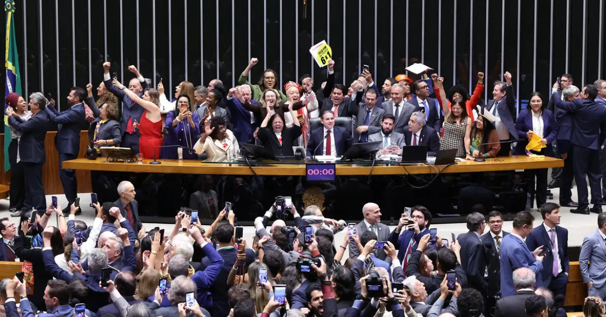 Saiba como votaram os deputados na PEC que acaba com a escala 6×1