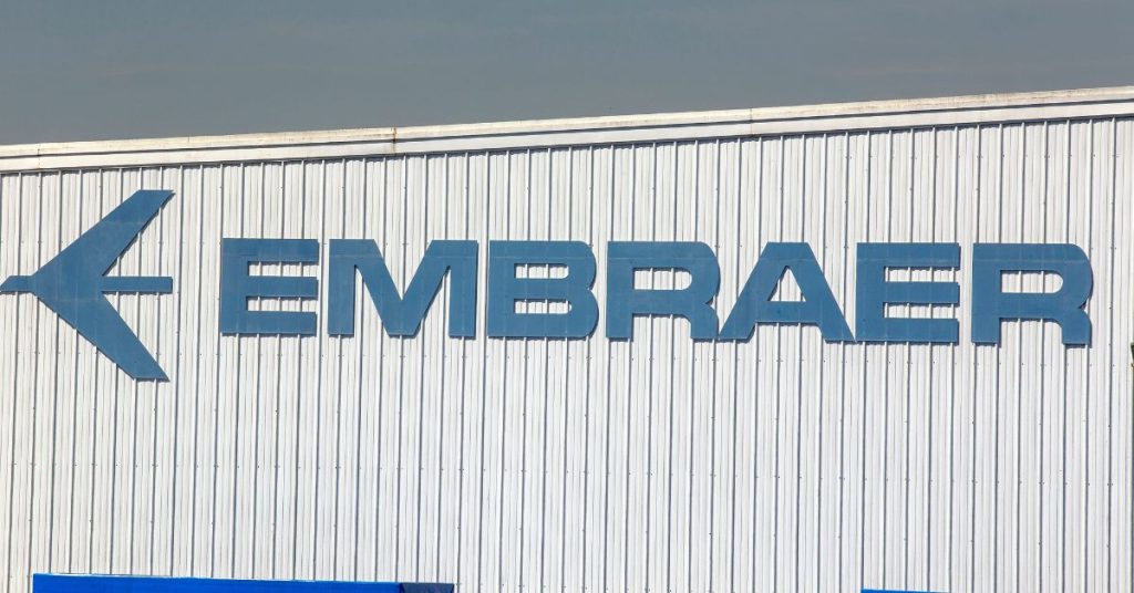 Logo da Embraer na sede operações da empresa em São Jose dos Campos - SP Foto: Reprodução/ Adobe Stock