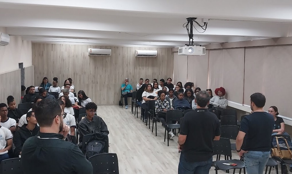 Executivos levam experiências do mercado de trabalho a estudantes da rede pública em Minas
