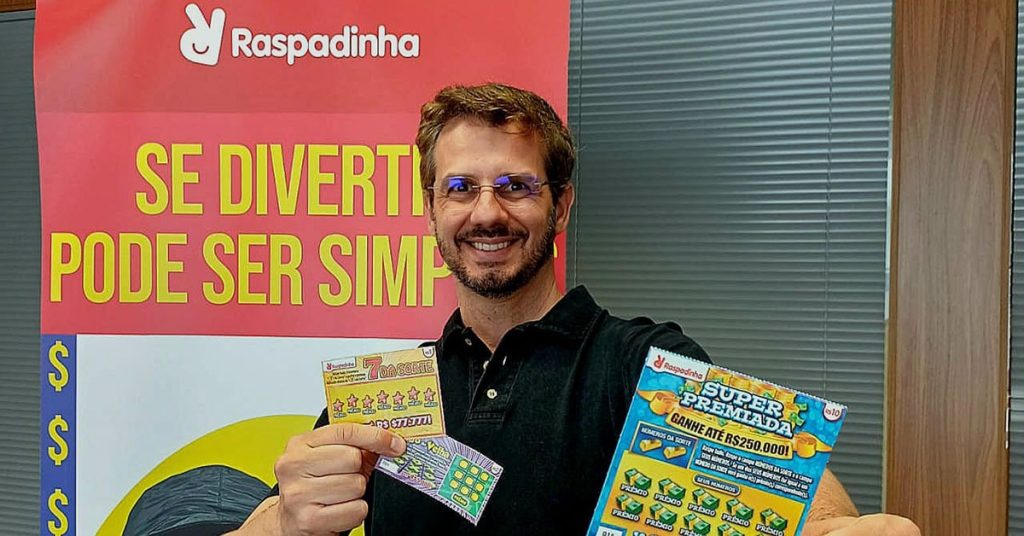 Homem segurando bilhetes de loteria