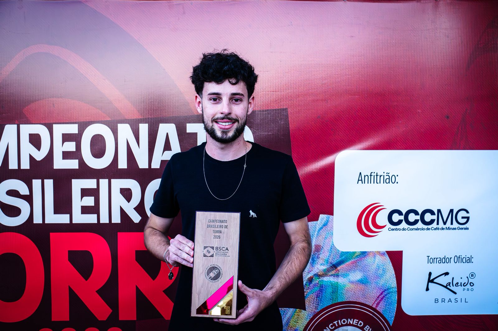 Jovem mineiro de 21 anos é campeão brasileiro de torra de café e vai representar o Brasil em competição internacional