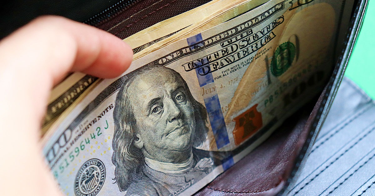 Capital estrangeiro deixa o Brasil, e dólar pode voltar a subir no segundo semestre