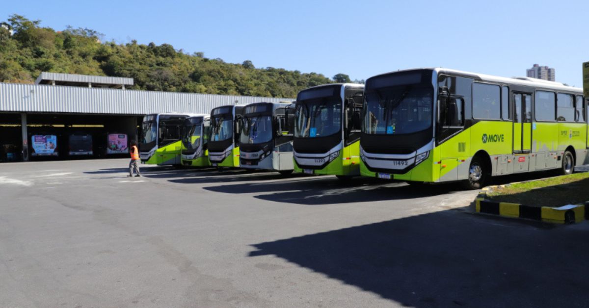 Ônibus do Move na garagem.