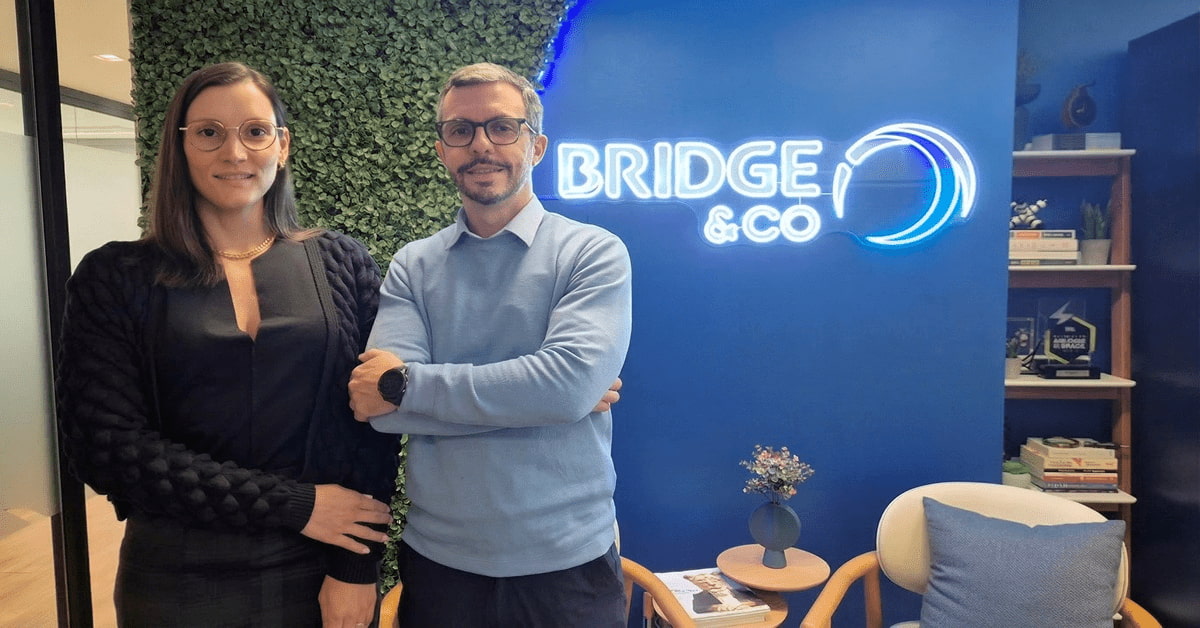 Carolina Abrantes, sócia-diretora e cofundadora da Bridge & Co., e Carlos Eduardo, sócio-diretor e CEO da empresa.