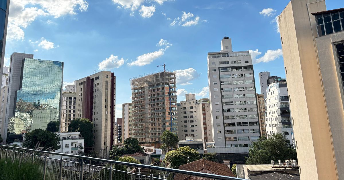 conjunto de prédios no ambiente urbano