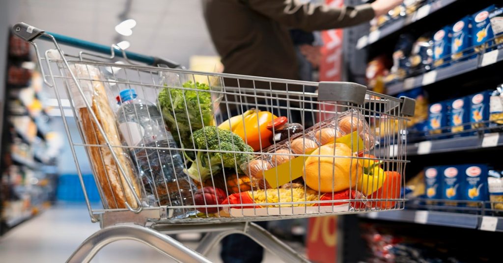 Carinho de compra com alimentos