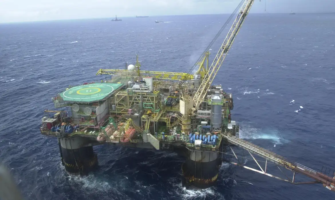 Em meio à guerra no Irã, Brasil bate recorde de produção de petróleo