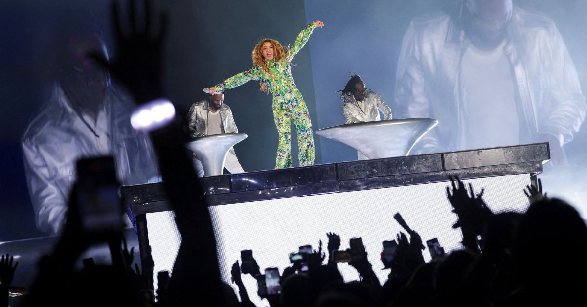 Mais de 2 milhões de pessoas assistem ao show de Shakira em Copacabana