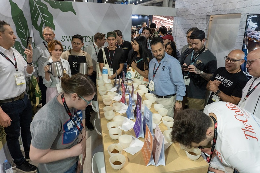 Sessões de cupping de cafés especiais atrairam centenas de importadores na World of Coffee, nos EUA.