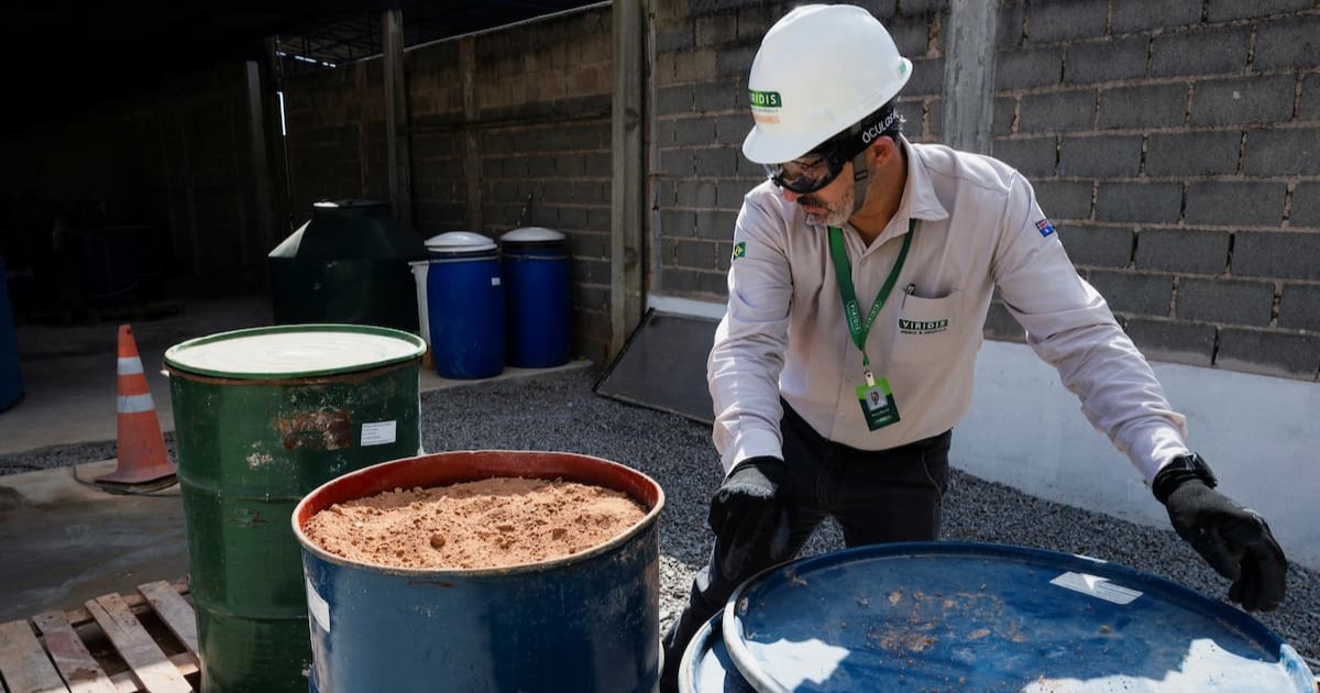 Moacir Rezende manuseia um recipiente com amostras de terras raras no centro de pesquisa e processamento de terras raras da empresa de mineração australiana Viridis Mining and Minerals 20 de junho de 2026