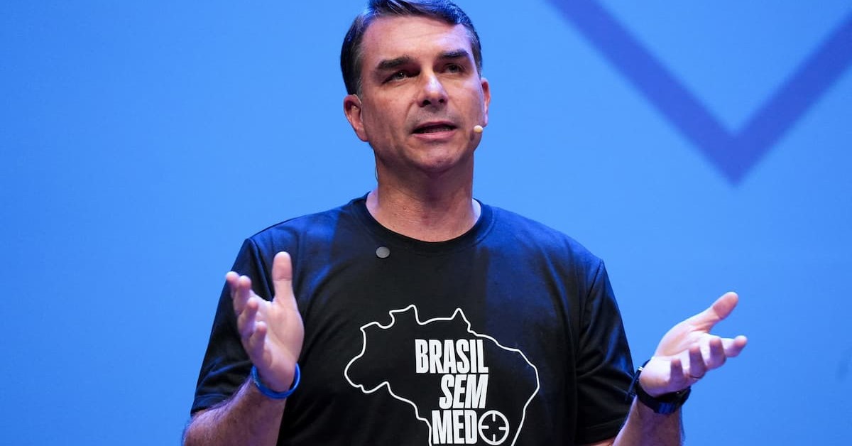 Flávio Bolsonaro planeja depor nos EUA contra tarifas comerciais propostas sobre o Brasil