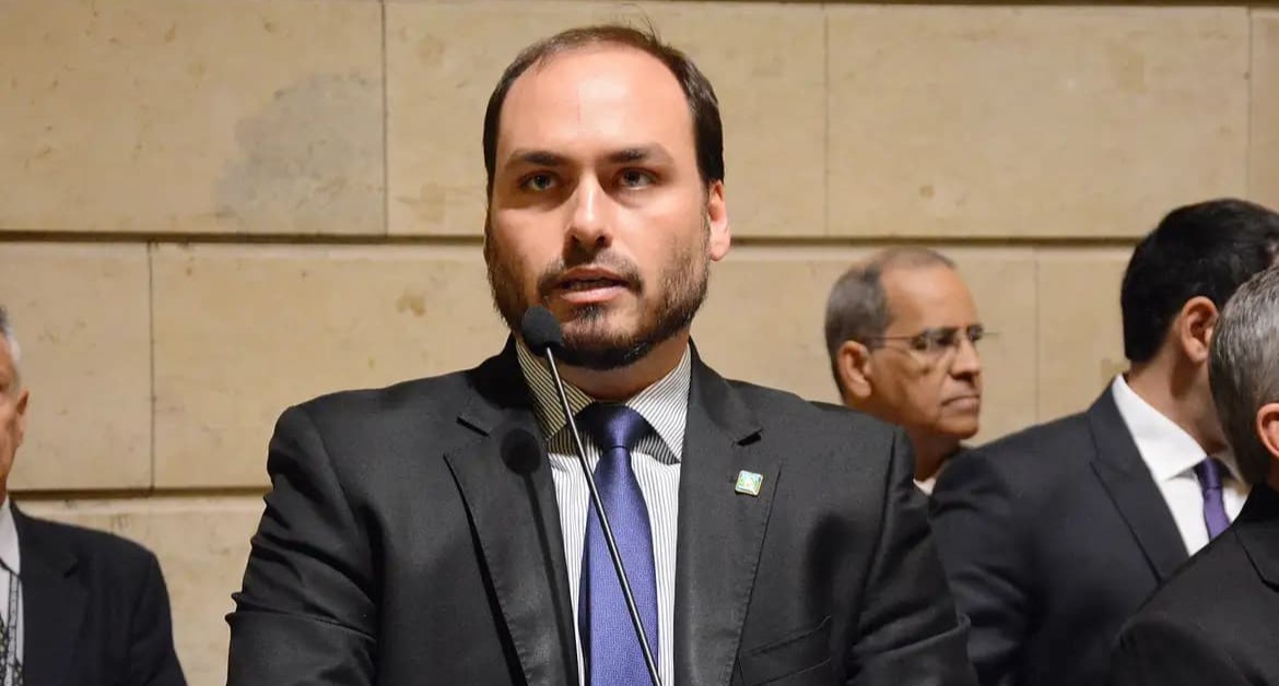 Ex-chefe de gabinete de Carlos Bolsonaro se torna réu por rachadinha no gabinete do ex-vereador
