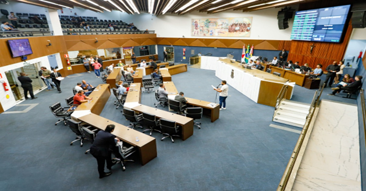 Plenário da Câmara Municipal com vereadores em votação