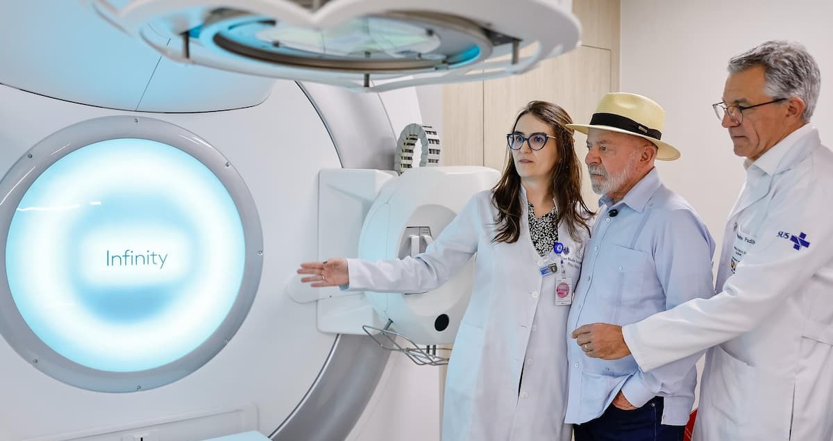 Presidente da República, Luiz Inácio Lula da Silva, durante visita ao Hospital Luxemburgo, em Belo Horizonte - MG.