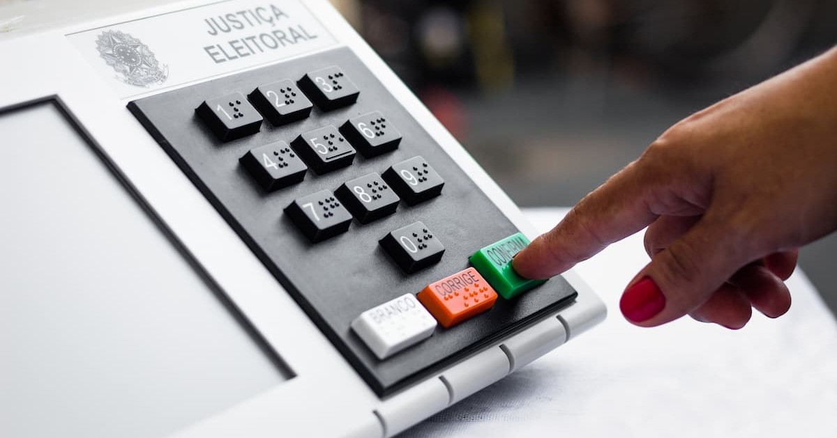 Eleição em Minas deve se estender para o 2º turno, avaliam especialistas