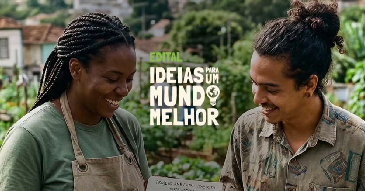 Jovem mulher negra com tranças e jovem homem com coque sorrindo em uma horta comunitária com o texto Edital Ideias para um Mundo Melhor.