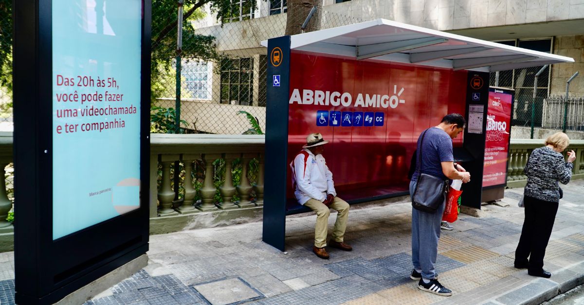 Novos pontos de ônibus com botão de emergência começam a ser instalados em Belo Horizonte; entenda