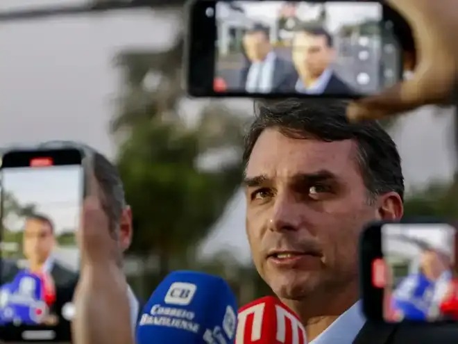 TSE analisa suspensão de pesquisa que apontou queda de Flávio Bolsonaro