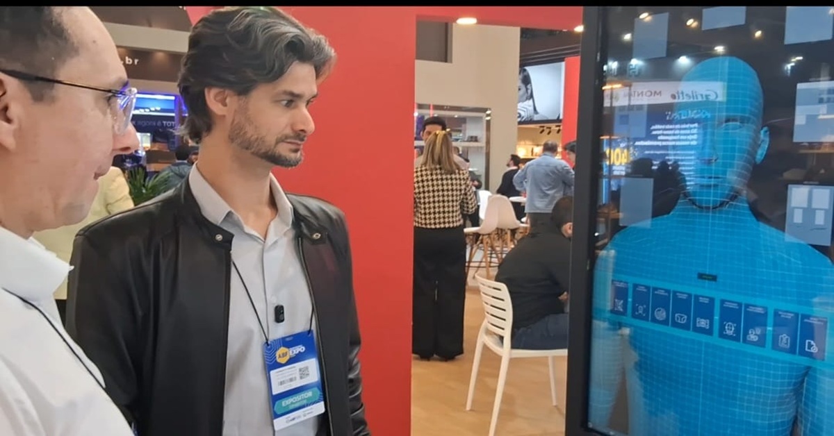 Dois homens posicionados em frente a um totem