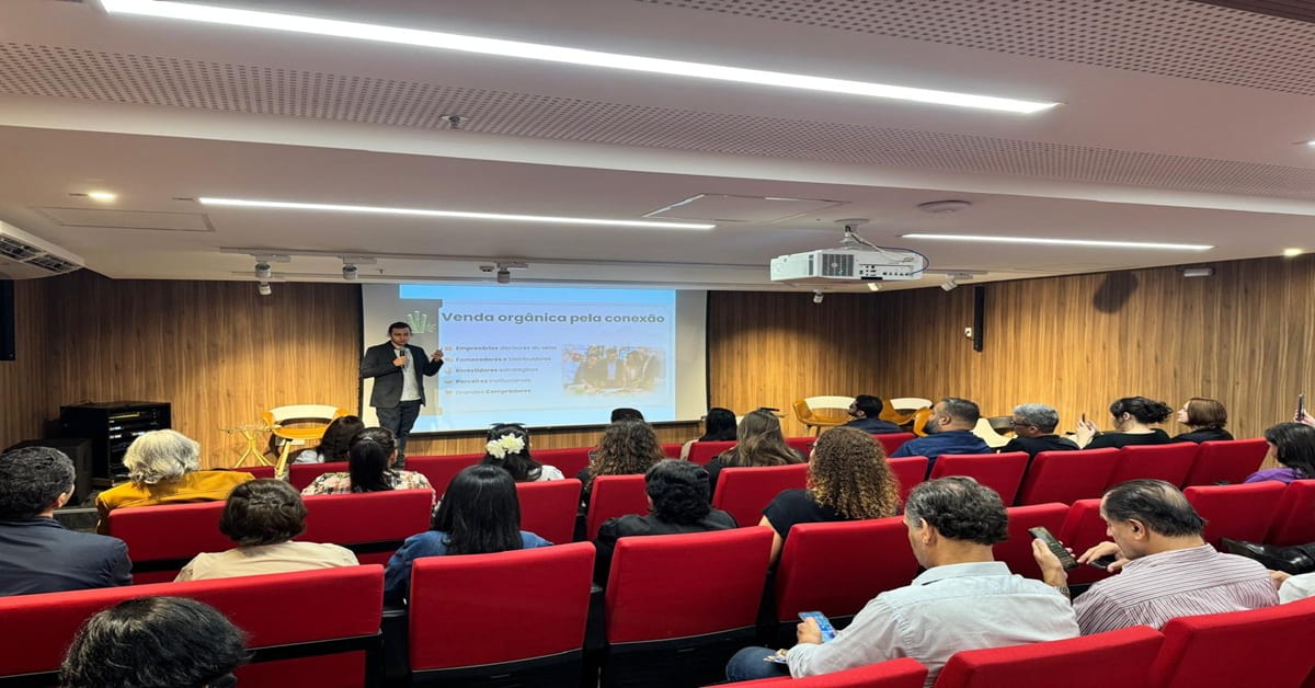 Auditório com pessoas na plateia assistindo a uma apresentação