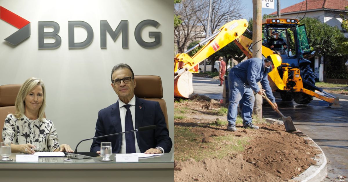 Montagem com duas imagens. À esquerda, uma mulher loira e um homem de terno escuro estão sentados à mesa durante a assinatura de um acordo, diante da logomarca do BDMG em uma parede clara. Sobre a mesa há microfones, copos de água e documentos. À direita, um trabalhador utiliza uma pá em uma obra de infraestrutura urbana, enquanto uma retroescavadeira amarela opera ao fundo em uma rua residencial. A composição relaciona a assinatura de financiamento do BDMG com investimentos em obras municipais.