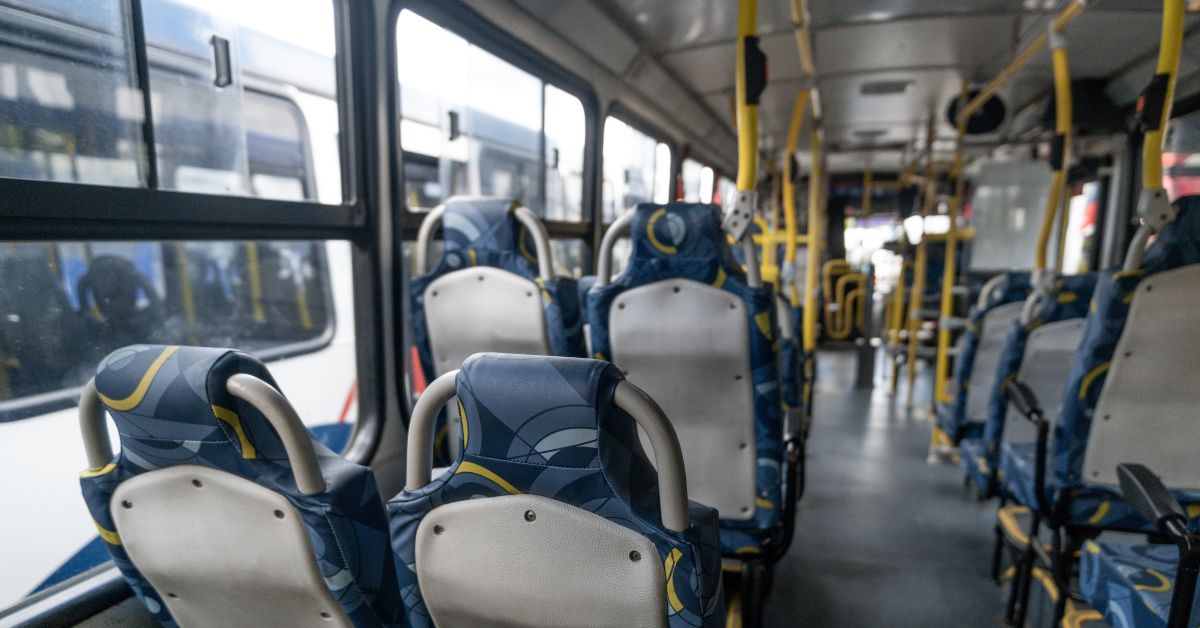 Interior de ônibus, com bancos