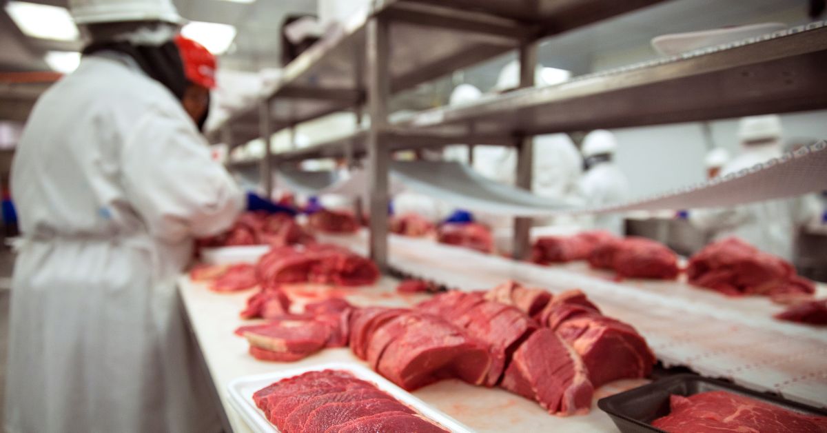 Frigoríficos de Minas darão férias coletivas por risco de esgotamento da cota de exportação de carne para a China
