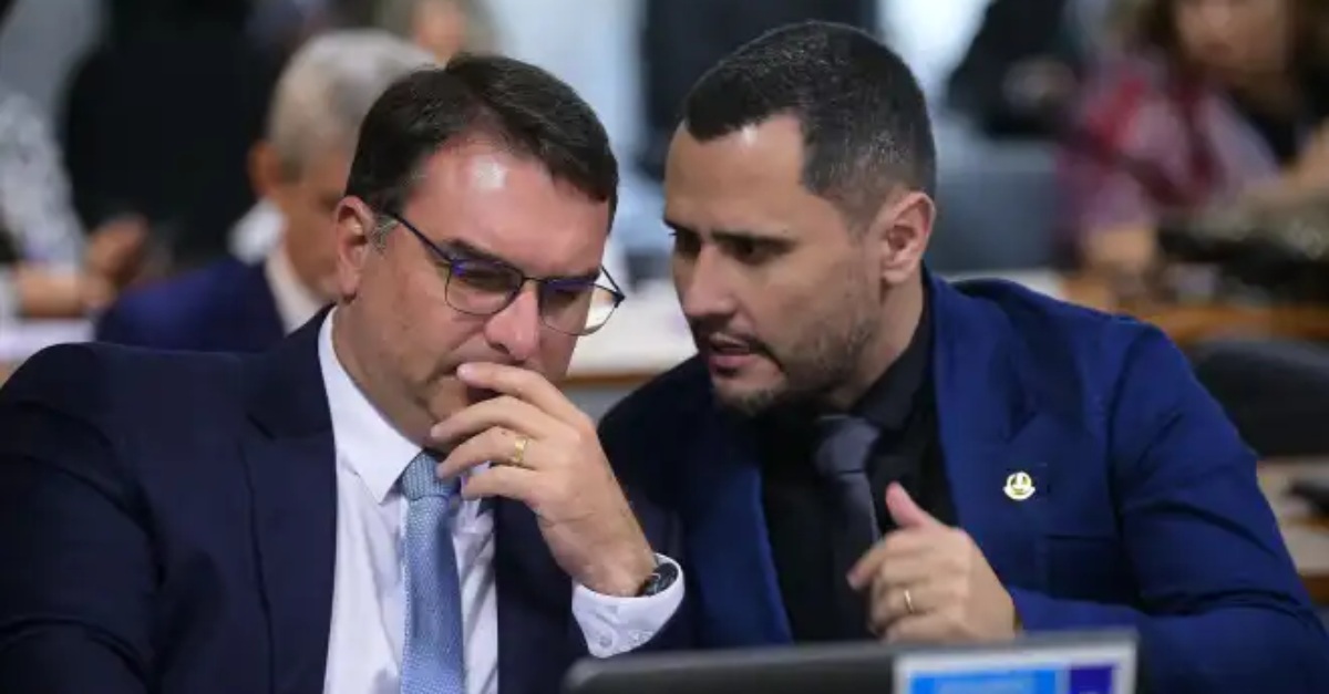 Flávio Bolsonaro quer Cleitinho como cabeça de chapa ao governo de MG