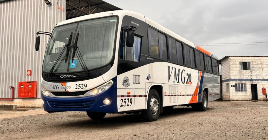 Ônibus da Viação Minas Gerais (VMG) com chassi da Iveco Bus.