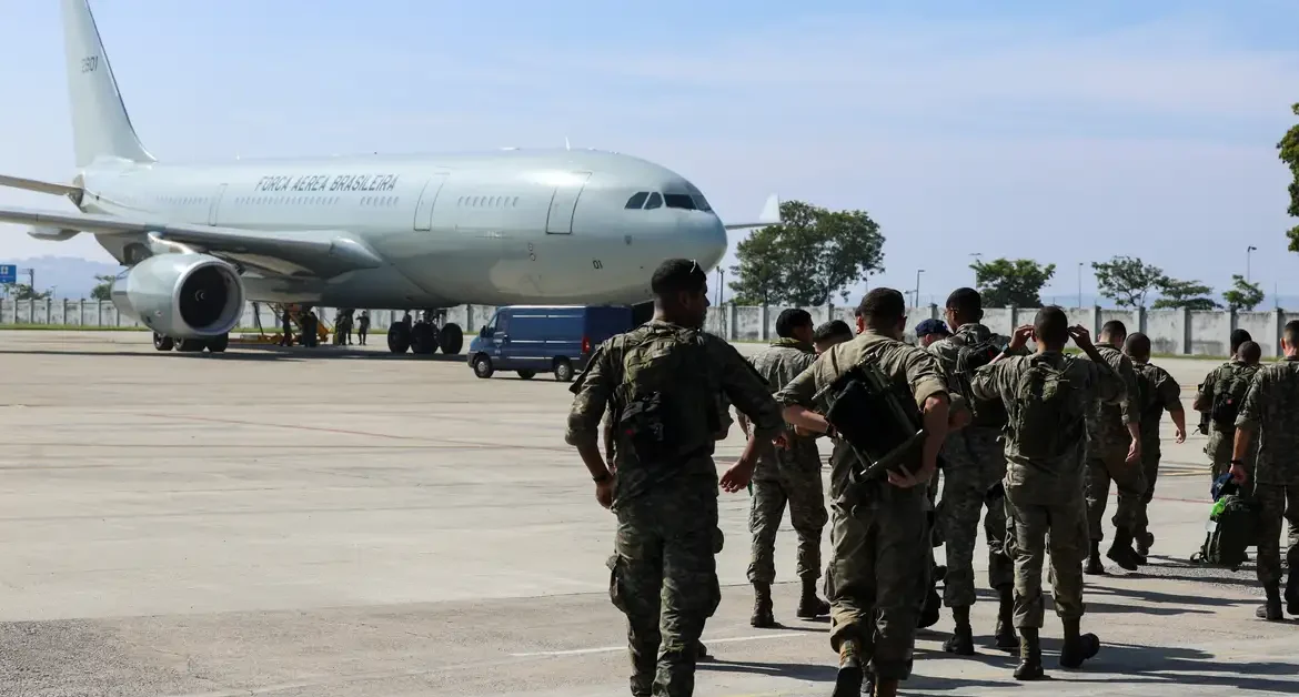 FAB envia militares e 18 toneladas de medicamentos para a Venezuela