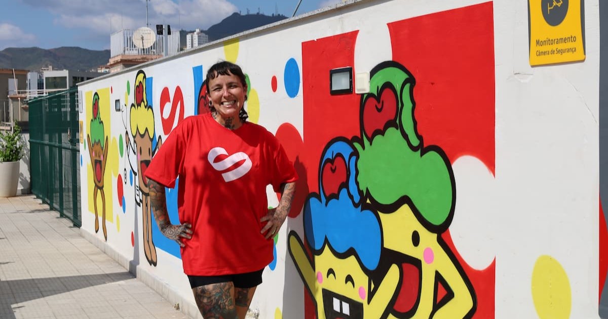 Raquel Bolinho pinta o muro do Centro de Autismo da Santa Casa BH