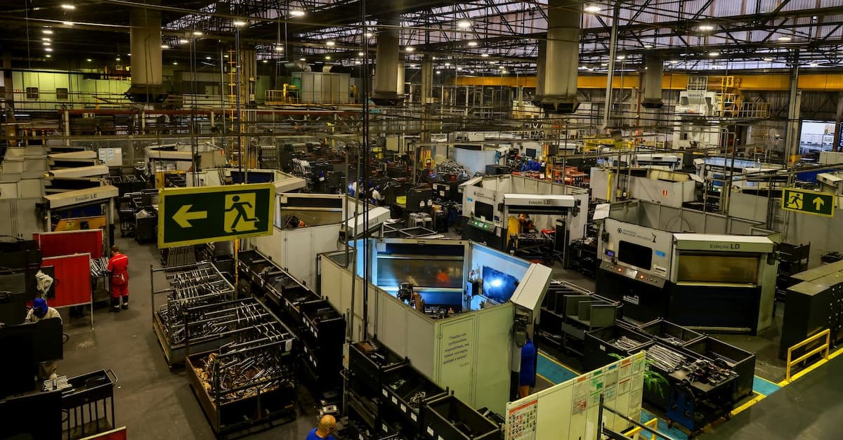 Indústria do Brasil volta a crescer em junho mas vendas e produção recuam, mostra PMI