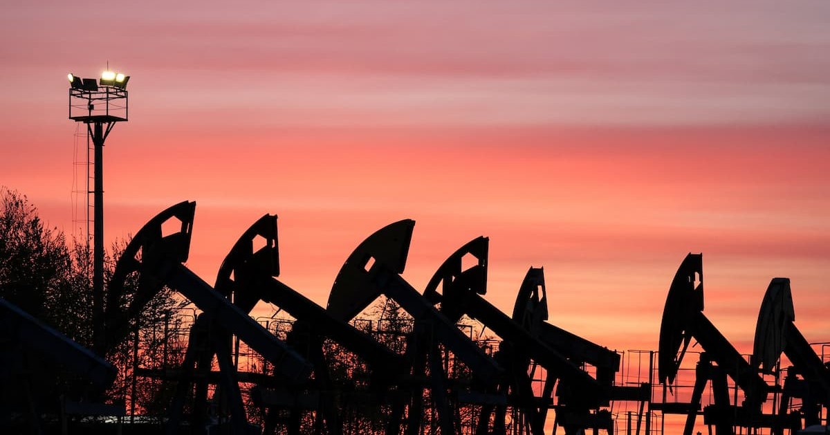 Escalada entre EUA e Irã pode ameaçar superávit no mercado de petróleo em 2027, diz AIE