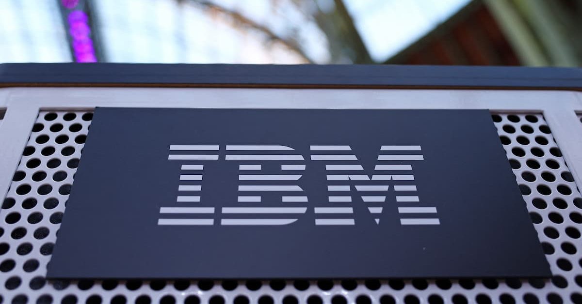 IBM alerta que boom da IA está pressionando orçamentos de software; ação desaba