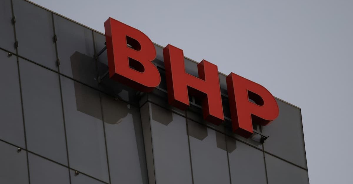 BHP registra produção recorde de minério de ferro e preços mais altos no trimestre