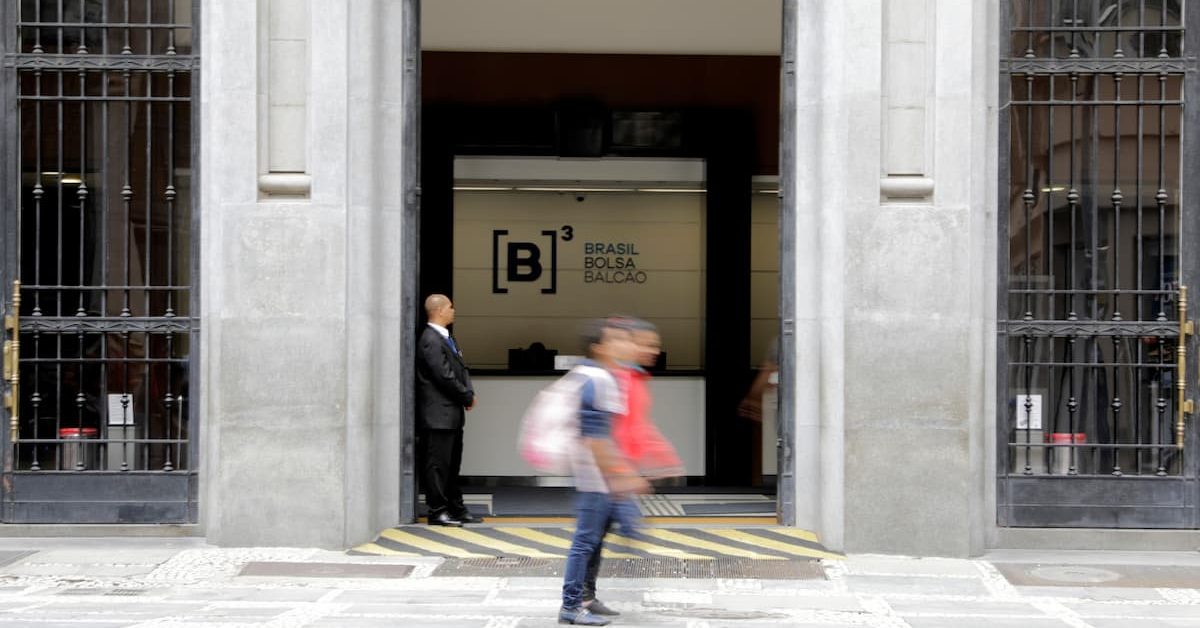 Ibovespa opera em alta após atraso na abertura por problema técnico na B3